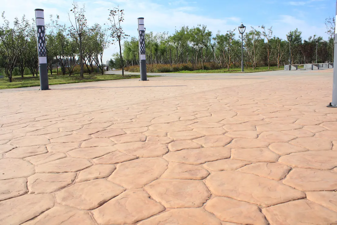 Zona de relax de una universidad con pavimento de hormigón impreso Zona de relax de una universidad con pavimento de hormigón impreso