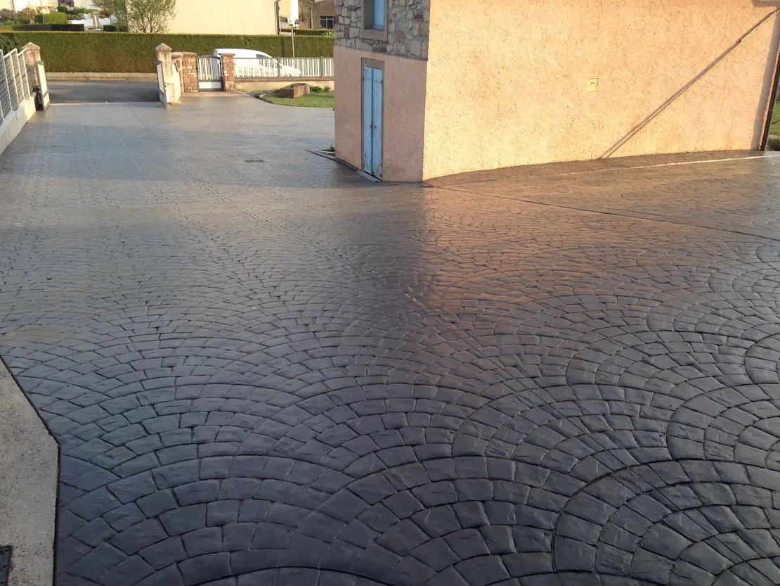 Vivienda pavimentada con hormigón impreso en el exterior. Vivienda pavimentada con hormigón impreso en el exterior.