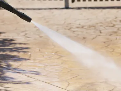Lavando el hormigón impreso utilizando agua a presión Lavando el hormigón impreso utilizando agua a presión